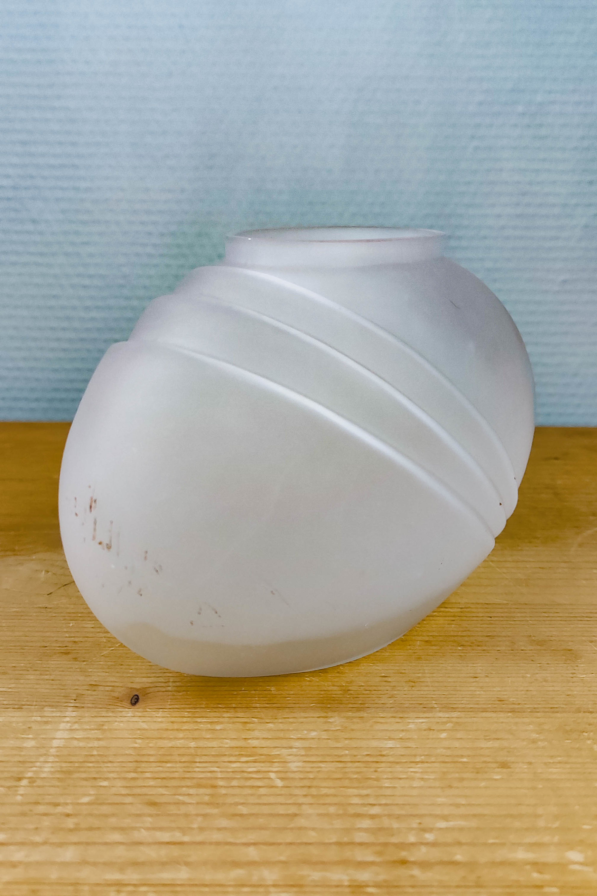 Petit vase drapé en verre dépoli – Image 2