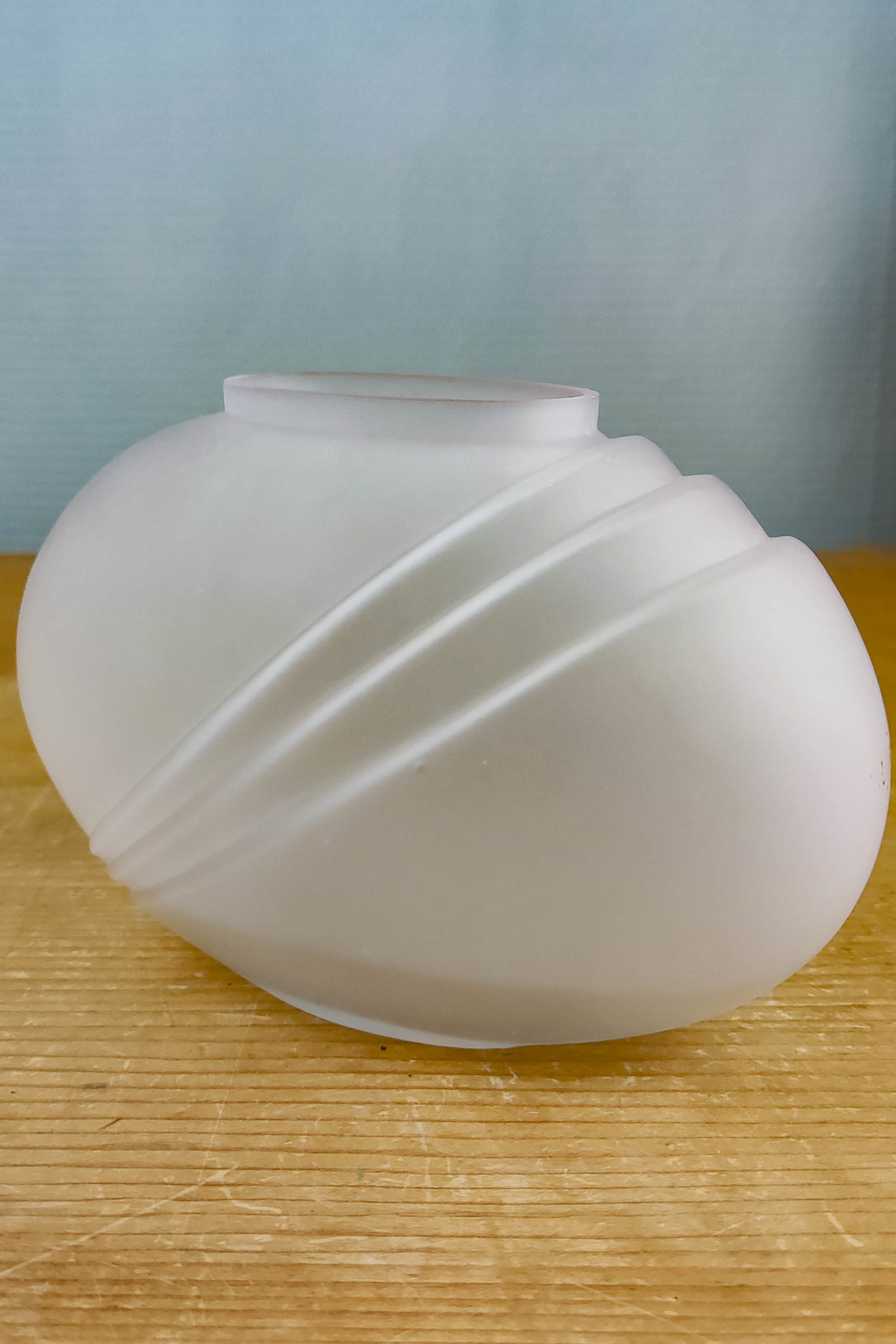 Petit vase drapé en verre dépoli – Image 6