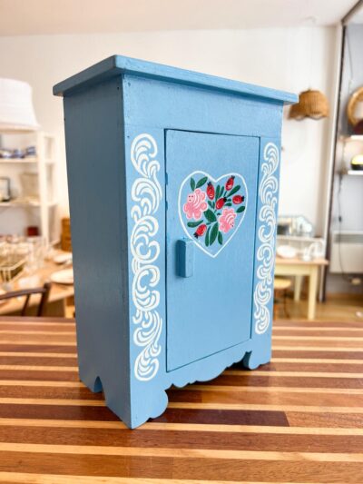 Armoire de poupée en bois - peinte à la main