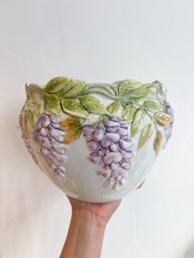 Grand cache pot ancien en barbotine - Glycine