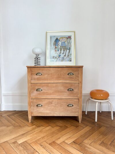 Commode en bois massif rénovée avec poignées en laiton