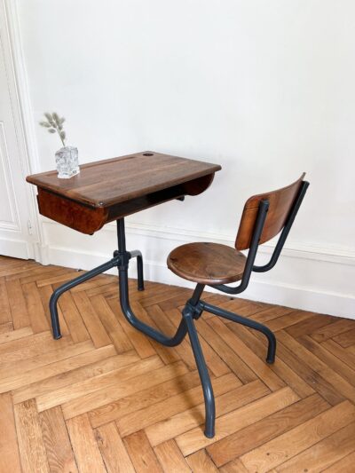 Bureau d'écolier ancien en bois avec siège intégré