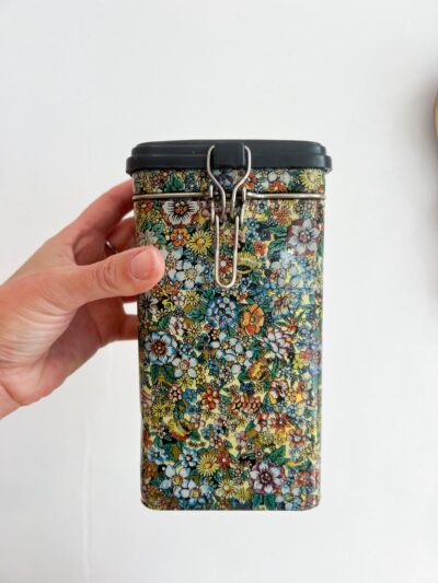 Boîte métallique vintage motifs floraux