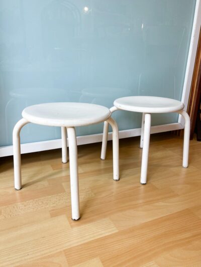 2 tabourets vintage peints en blanc
