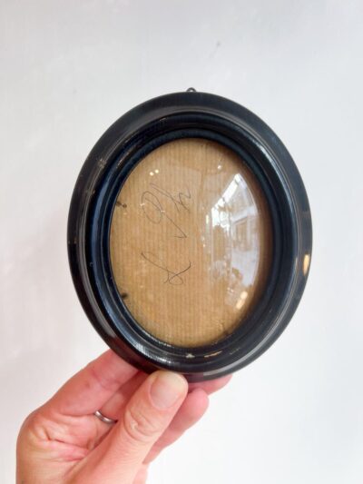 Cadre médaillon contour bois verre bombé