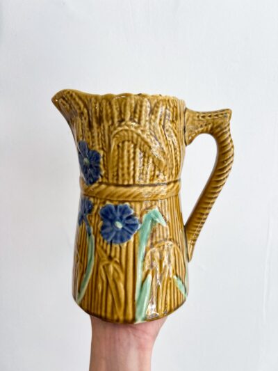 Carafe ancienne en barbotine Digoin