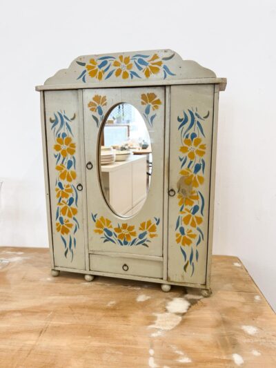 Armoire de poupée années 30