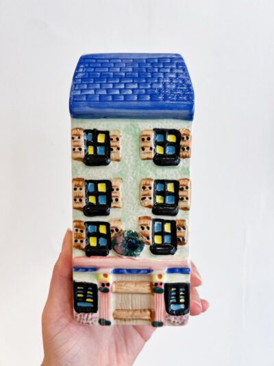 Vase “immeuble” bleu en céramique