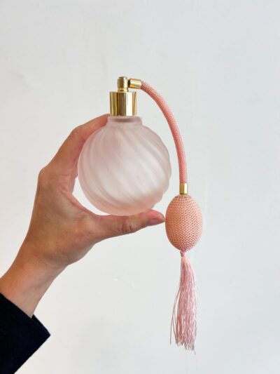 Flacon de parfum vintage en verre rose