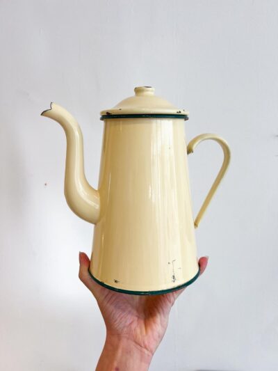 Cafetière ancienne en tôle émaillée