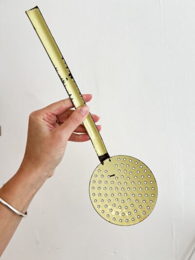 Écumoire en tôle émaillée jaune