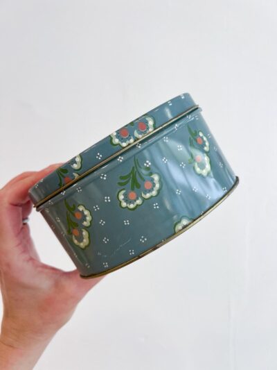 Boite métallique vintage avec des petites fleurs