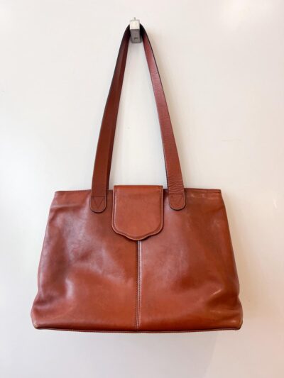 Sac à main en cuir marron porté épaule